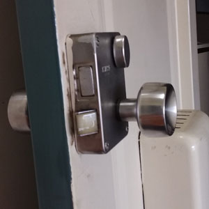 解錠した玄関ドア